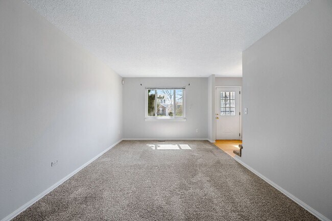 Building Photo - Spacious 3BD, 3BA Morrison Home with Finis...
