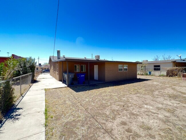 Foto del edificio - 408 Ramona Ave