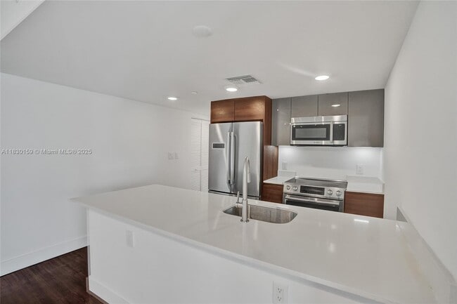 Building Photo - 9261 E Bay Harbor Dr