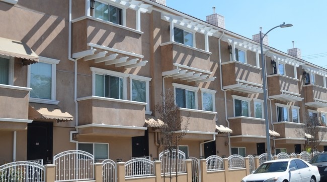 Building Photo - Tarzana Villas