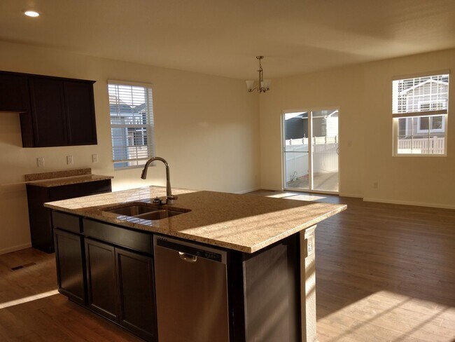 Building Photo - Beautiful 3 Bedroom House in Ridge Crest N...