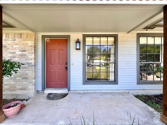 Building Photo - Nice & Cozy 2/BR 1/BA Home with Fenced Yar...