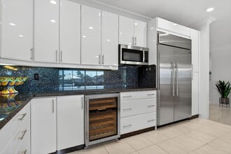 Building Photo - 513 S Riverside Dr