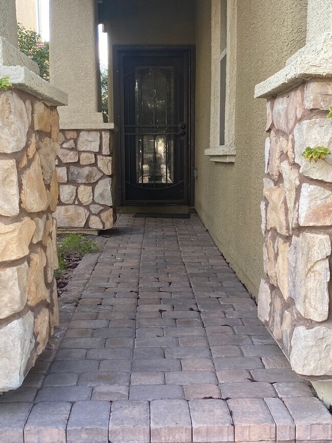Building Photo - Fabulous Former Model Home!