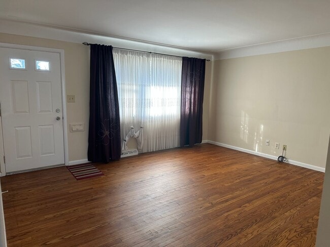 Building Photo - Multi Family Home 3 Bedroom and 2 Bath Com...