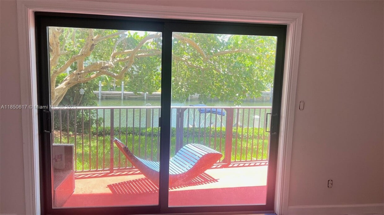 Foto principal - 6855 Edgewater Dr
