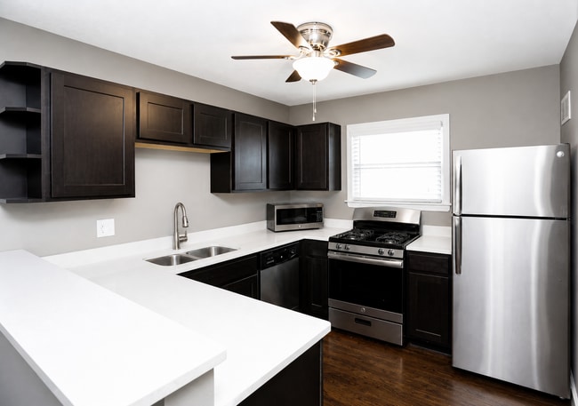 Building Photo - Warwick Court Townhomes