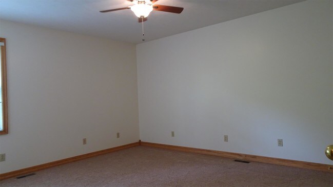 Building Photo - 2 Seneca Ct