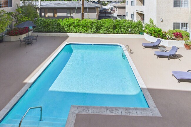 Foto del edificio - 11641 Valley Spring Lane Apartments