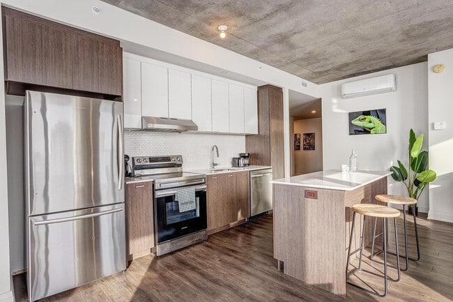 Building Photo - 11201 Boulevard Cavendish-SI ID1222941P