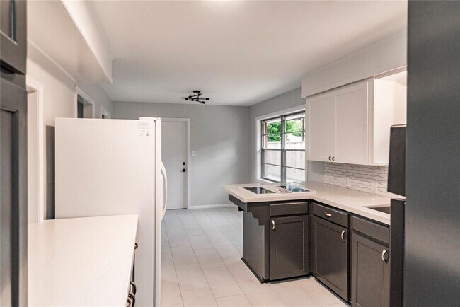 Foto del edificio - 6417 Lindyann Ln