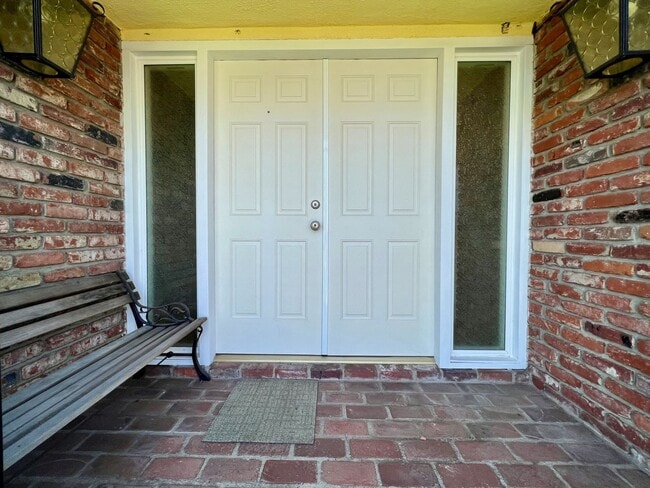 Building Photo - Large 3 Bedroom 2 Bath Home