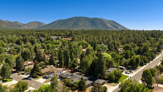 Foto del edificio - Reburbished 3bd/2ba, 2,275 sq ft home in Coconino Estates close to Hospital, park, downtown Flags...