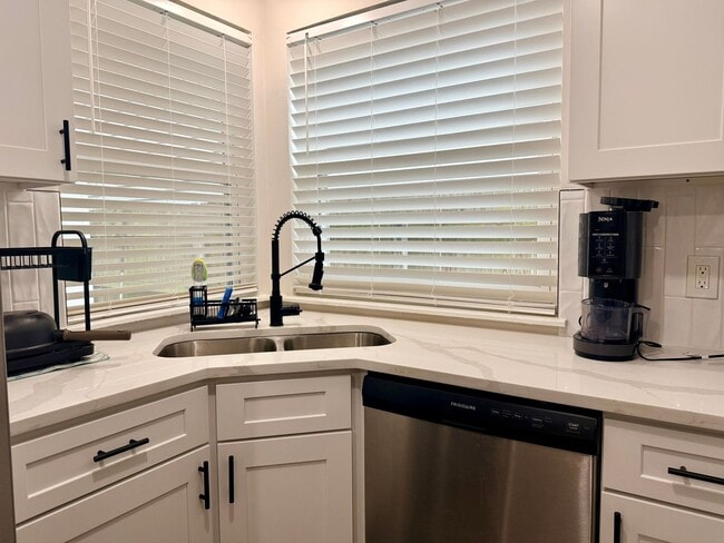 Building Photo - Gorgeous Single Family 4 bedroom furnished rental in Green Run