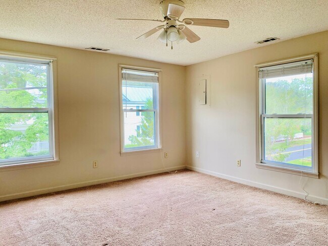 Building Photo - 802 N B St