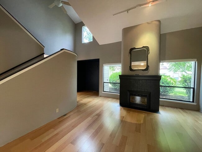 Building Photo - Beautiful End Unit Condo in Bennett Valley!