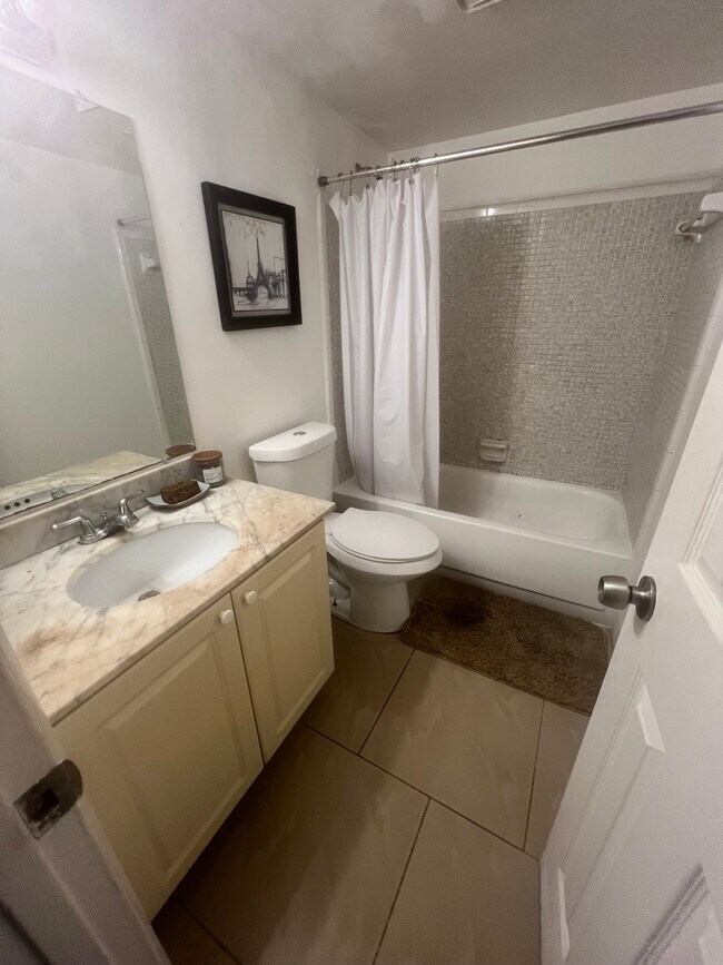 Foto del edificio - 16215 NE 18th Ct