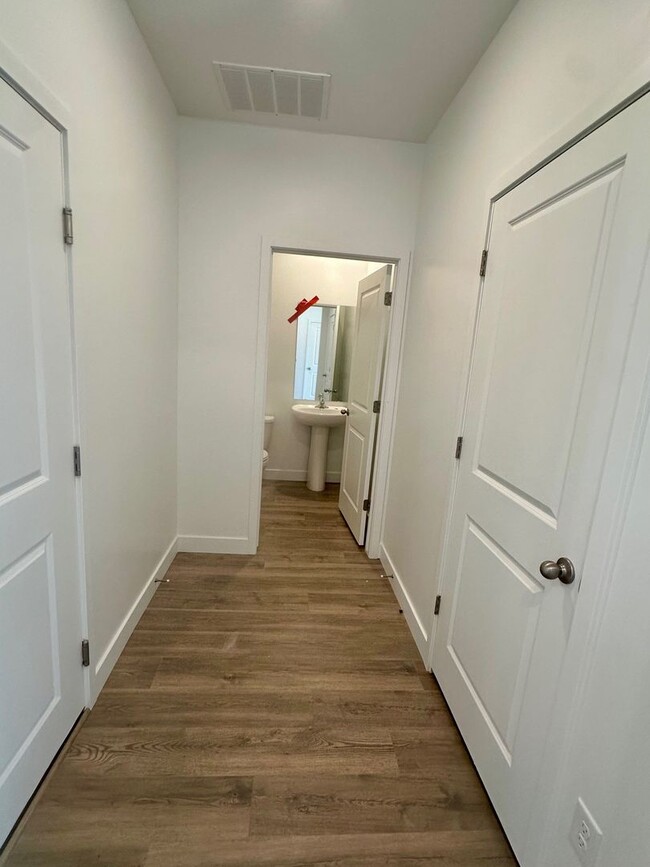 Building Photo - BRAND NEW Long Valley Home