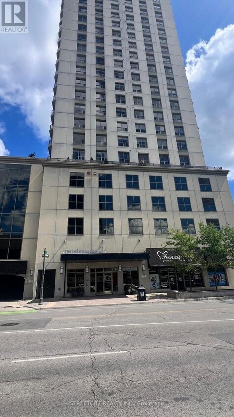 Photo du bâtiment - 330-1330 Ridout St N