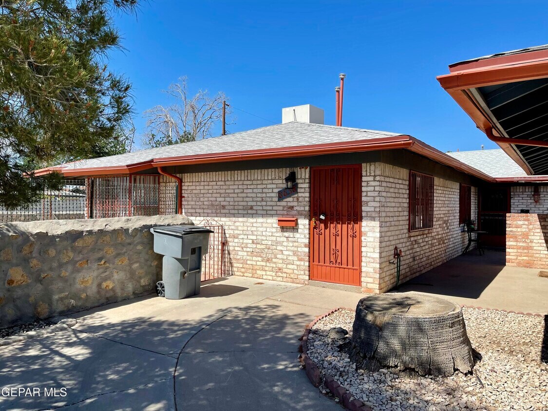 Foto principal - 8638 Mettler Dr