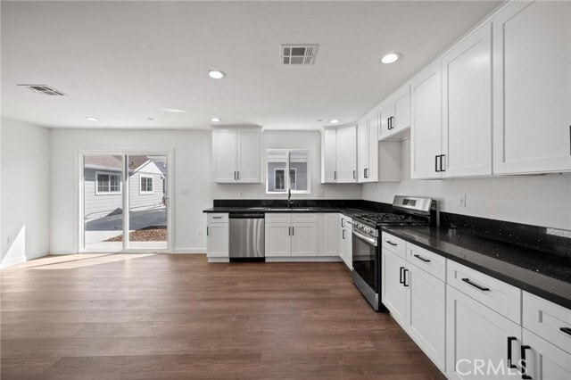 Foto del edificio - 7443 Balcom Ave