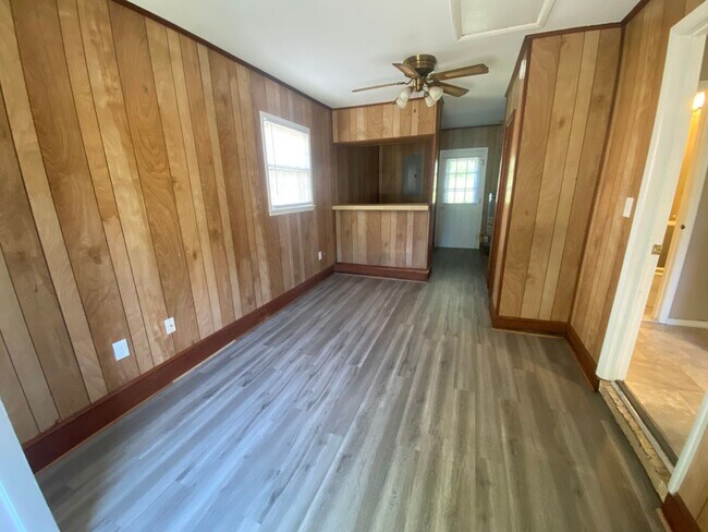 Foto del edificio - 3 Bedroom, 1.5 Bathroom House in Winston-S...