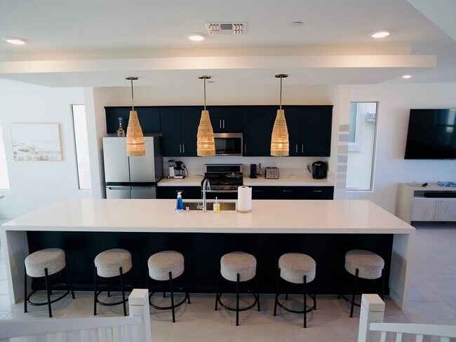 Foto del edificio - NEW 4BR Oasis | Rooftop Deck, 2 Living Roo...