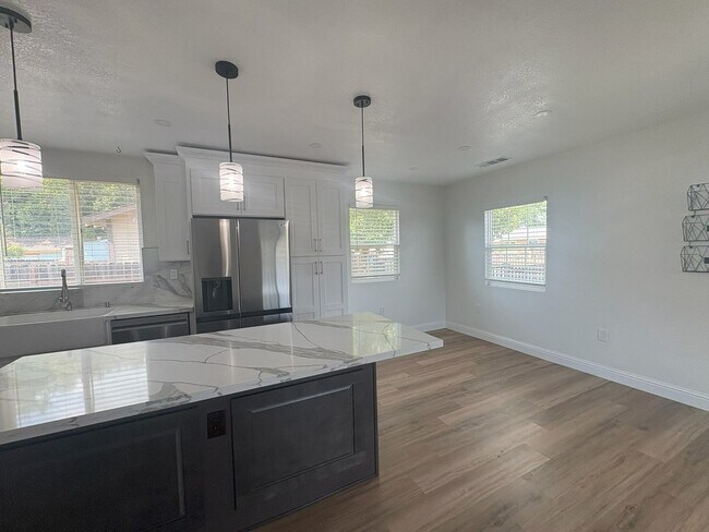 Foto del edificio - Available NOW Recently Renovated 3BR/3BA Home with Modern Finishes & Spacious Backyard Near Downt...