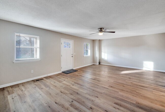 Building Photo - Adorable 3 BR 2 BA in Hixson