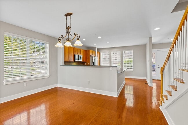 Building Photo - Private, light filled end unit townhome: 3 bed, 2.5 bath, 2,400 sq ft