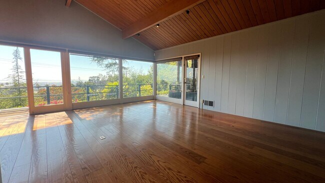 Foto del edificio - Mid-Century homes Rarely Available with Expansive Bay Views