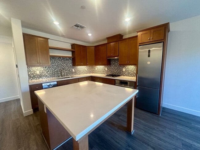 Building Photo - Mission Blvd 2 Bedroom 2 Bath Unit!