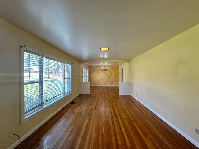 Building Photo - Viewable Now!