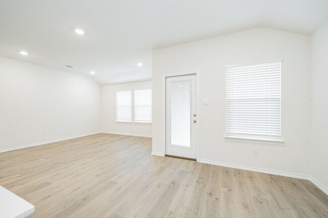 Building Photo - 2139 Thornton Dr