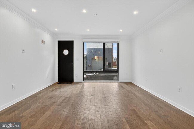 Foto del edificio - 3336 Salmon St