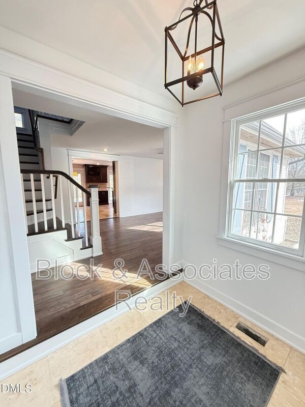 Building Photo - 121 Marilou Ln