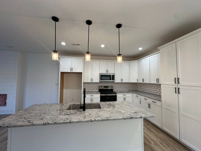 Building Photo - Beautiful new townhouse located in the new...