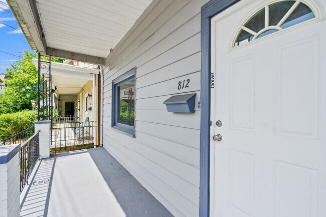 Foto del edificio - Huge 4 Bedroom with Fenced Yard on Quiet Street