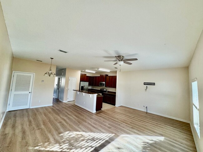 Building Photo - Lovely and Spacious 3 bedroom, 2 & 1/2 bat...