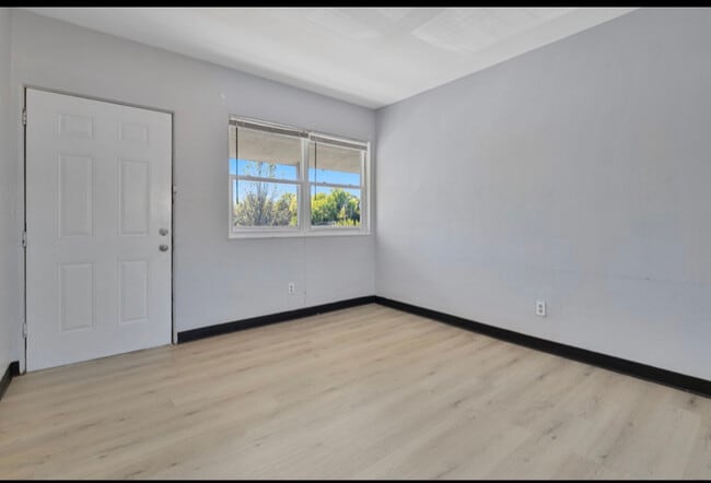 Foto del edificio - 474 1/2 E Norwich Ave