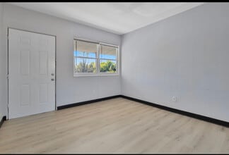 Building Photo - 474 1/2 E Norwich Ave