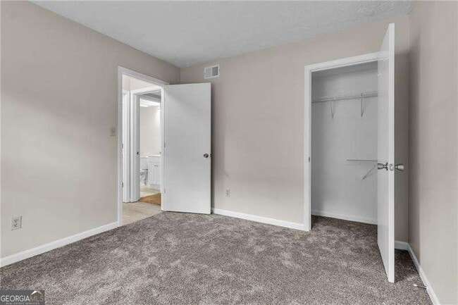 Foto del edificio - 3040 Clearbrook Dr