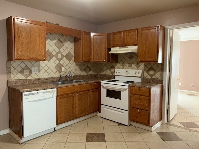 Building Photo - Newly Renovated Spacious Home