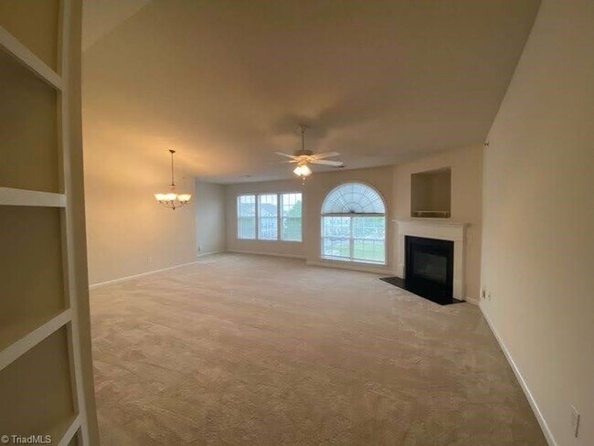 Foto del edificio - Beautiful 2BR 2BA Condo in High Point