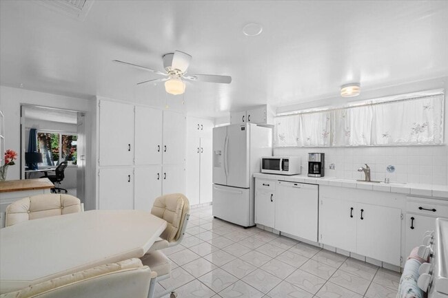 Foto del edificio - 572 N Calle Marcus