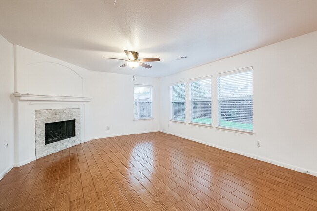 Foto del edificio - 15506 Anton Dr