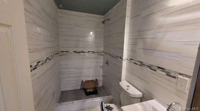 Foto del edificio - 762 E 211th St