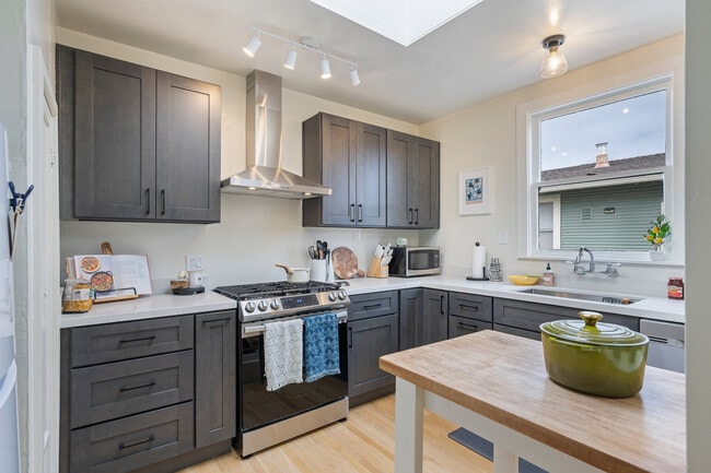 Building Photo - 3920 Quigley St