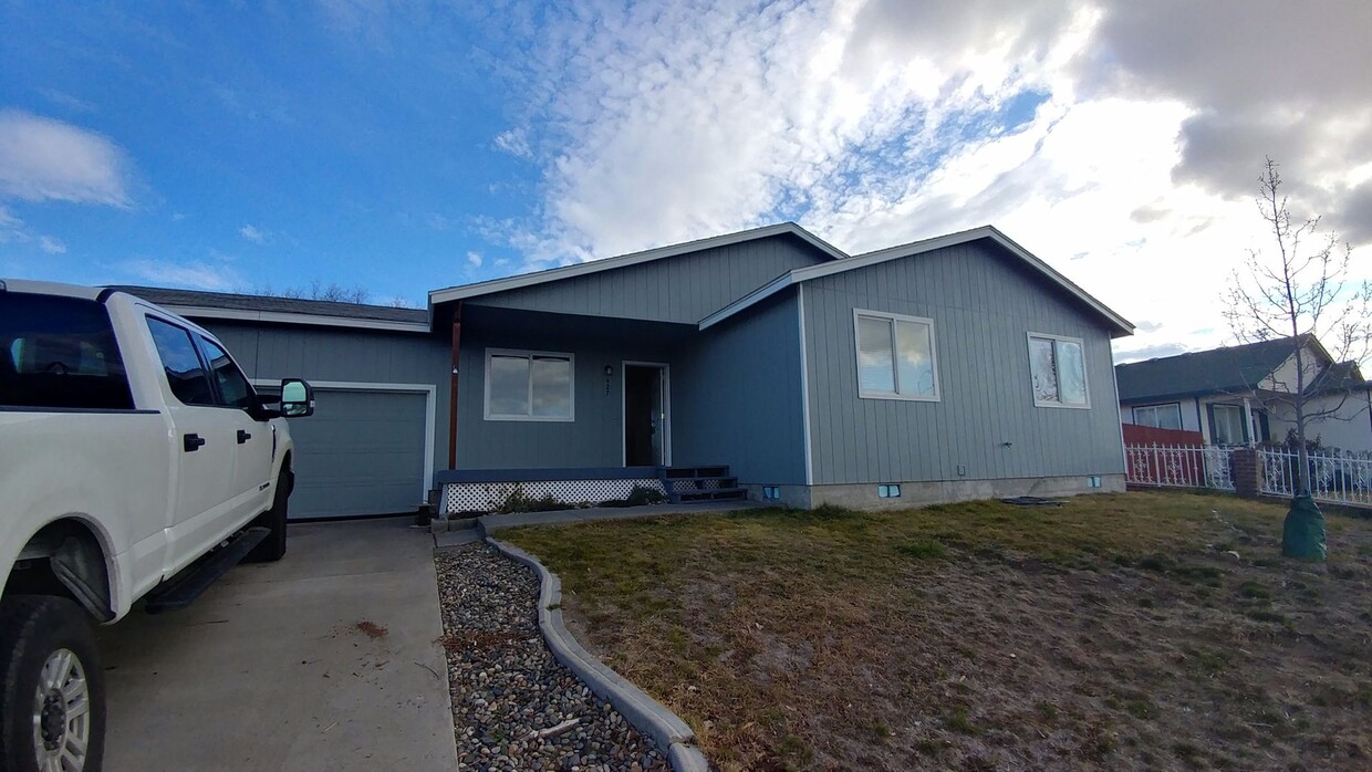 Primary Photo - Close to the freeway in Pasco