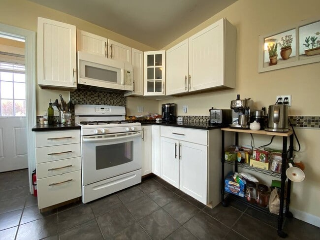 Building Photo - 2 Vassar St